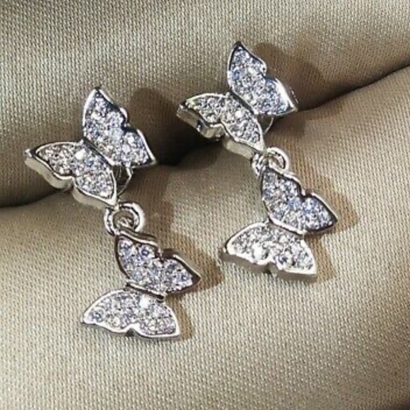 NEW Sterling silver Gorgeous Stud Earrings - Picture 1 of 3